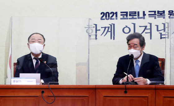 Finance Minister Hong Nam-ki, left, and Democratic Party leader Lee Nak-yon at the National Assembly on Jan. 20. [YONHAP]