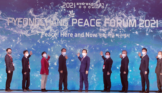 Prime Minister Chung Sye-kyun, center, and dignitaries attend the opening ceremony for the PyeongChang Peace Forum 2021, which commemorates the legacy of the 2018 PyeongChang Winter Olympics, at the Alpensia Convention Center in Pyeongchang County, Gangwon, on Sunday. [NEWS1]