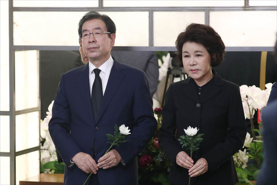Former Seoul Mayor Park Won-soon, left and his wife, Kang Nan-hee, at the funeral of Lee Hee-ho, wife of former President Kim Dae-jung, on June 11, 2019. [KIM SANG-SEON]