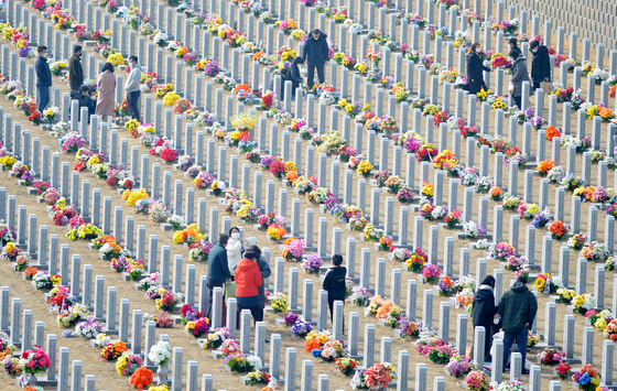 People flock to pay respects at the Daejeon National Cemetery in Yuseong District, Daejeon, Sunday, the weekend ahead of Lunar New Year. The government said it will close national cemeteries during the Lunar New Year holiday, which runs from Feb. 11 to 14, as a Covid-19 precautionary measure. [KIM SEONG-TAE]
