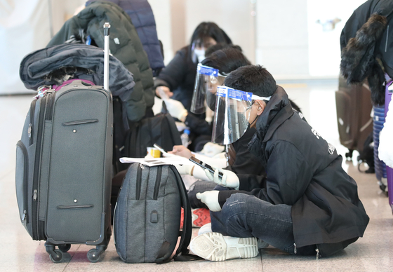 Travelers from Cambodia await transportation at Incheon International Airport Terminal 1 Monday morning. The Korea Disease Control and Prevention Agency reported 46 daily imported cases on Saturday, the highest number in that category in six months, although none from Cambodia. [YONHAP] 