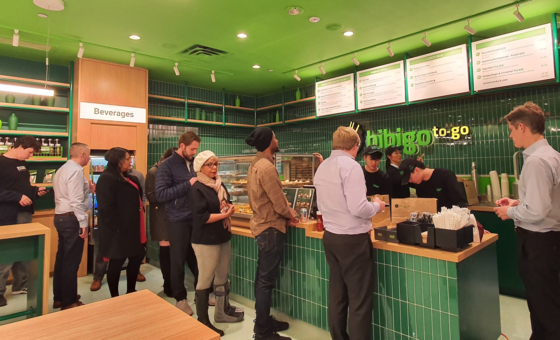 People line up at a Bibigo pop up restaurant in Manhattan last year. [CJ CHEILJEDANG]