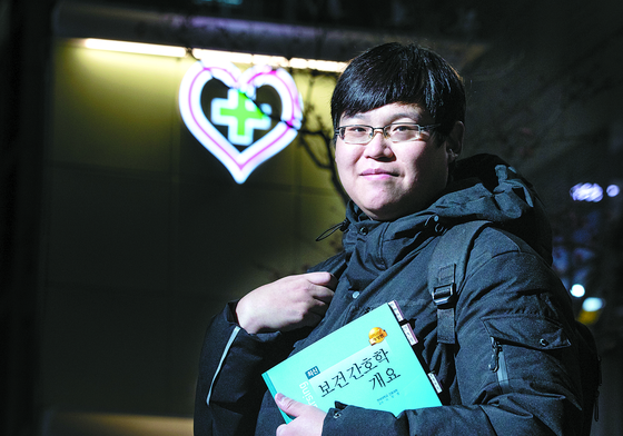Cho Kyung-rae, a 32-year-old who completely recovered from Covid-19, has donated his plasma nine times. [KWON HYUK-JAE]