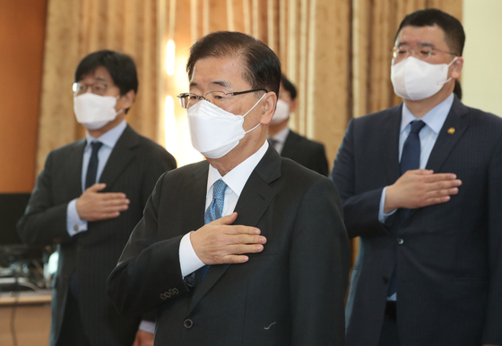 Chung Eui-yong is inaugurated as the new Korean foreign minister at a ceremony held at the Foreign Ministry complex in central Seoul Tuesday. [NEWS1]