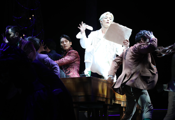 The play"Amadeus" is currently being staged at the Kwanglim Arts Center in southern Seoul. [CLIP SERVICE]