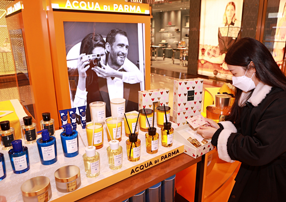 Italian perfume brand Acqua di Parma’s pop-up store is at Lotte Department Store’s main branch in central Seoul on Tuesday. The perfume brand is targeting Valentine’s Day, which falls on Sunday. [YONHAP]