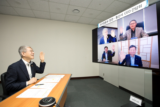 Choi Ki-young, Korea's minister of science and ICT, holds an online conference call with CEOs of three major mobile carriers of the country — SK Telecom, KT and LG U+ — on Tuesday at its headquarters in Sejong. [MINISTRY OF SCIENCE AND ICT] 