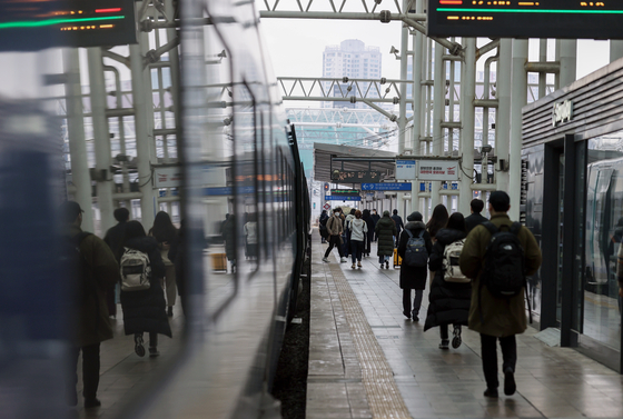 Passengers line up to take the KTX to Busan at Seoul Station Wednesday as the government advised people not to travel over the four-day Lunar New Year holiday, which kicks off Thursday. [YONHAP]