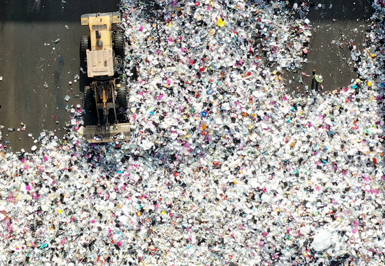 Plastic waste is piled up at a recycling center in Suwon, Gyeonggi, on Jan. 14. As demand for delivery services soar during the Covid-19 pandemic, demand for disposable plastic containers also increased. [NEWS1]