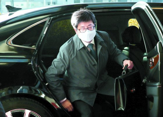 Chief Justice Kim Myeong-su reports to work at his office in the Supreme Court in Seoul last Monday. [NEWS1]