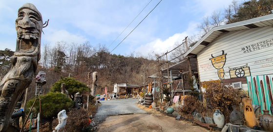  The house Grandpa Choi used to live in. The house burned down in 2019 and no traces of it remain. Now his eldest son Young-doo, a painter, lives there alone. [SOHN MIN-HO] 