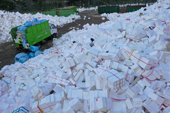 At a recycling center in Suwon, Gyeonggi, on Monday, workers sort out Styrofoam boxes which were used in gift sets for the Lunar New Year holidays and dumped after use. [YONHAP]