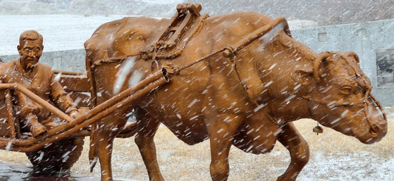  A statue modeled after Grandpa Choi and his ox. [SOHN MIN-HO] 