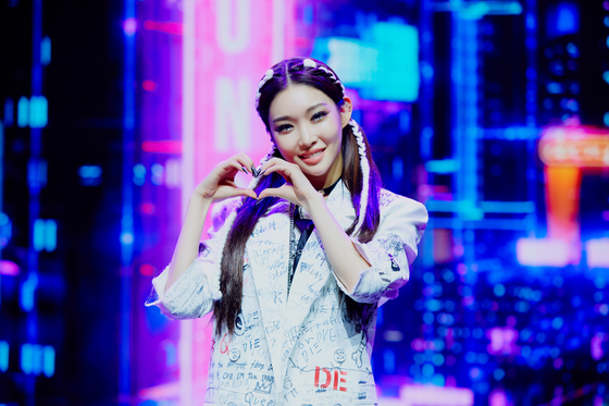 Chungha holds an online showcase for her first full-length album “Querencia,” which dropped on Monday at 6 p.m. Chungha performed and revealed the music video for her new lead track “Bicycle.” “Querencia” is Chungha’s first album in 20 months. [MNH ENTERTAINMENT] 