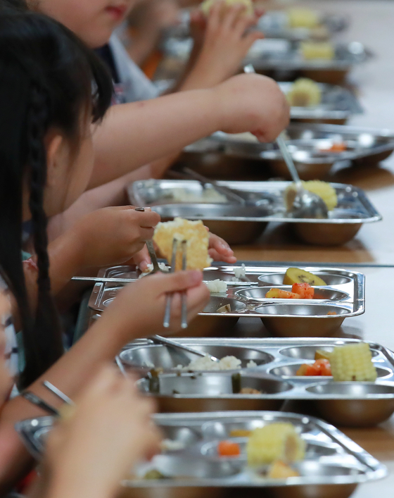 Students of an elementary school in Seoul eating their lunch on July 8, 2019. [YONHAP]