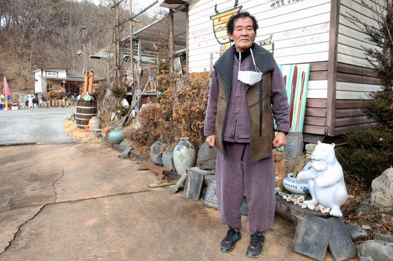  Grandpa Choi’s eldest son Choi Young-doo. He persuaded his reluctant father to appear in the documentary. [SOHN MIN-HO] 