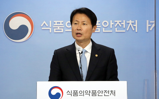 Minister of Food and Drug Safety Kim Gang-lip announces the authorization of AstraZeneca’s Covid-19 vaccine for all adults, including people 65 and older, at a briefing Wednesday afternoon in Cheongju, North Chungcheong. [NEWS1]
