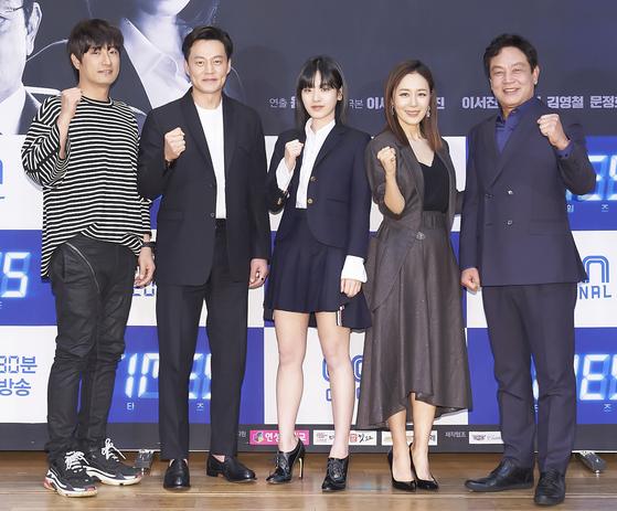 Director Yoon Jong-ho with actors Lee Seo-jin, Lee Joo-young, Moon Jeong-hee and Kim Yeong-cheol pose during a press conference for the new OCN series “Times” on Tuesday. “Times” is a political thriller about a journalist trying to stop the death of her father by communicating with another journalist from the past. [ILGAN SPORTS]
