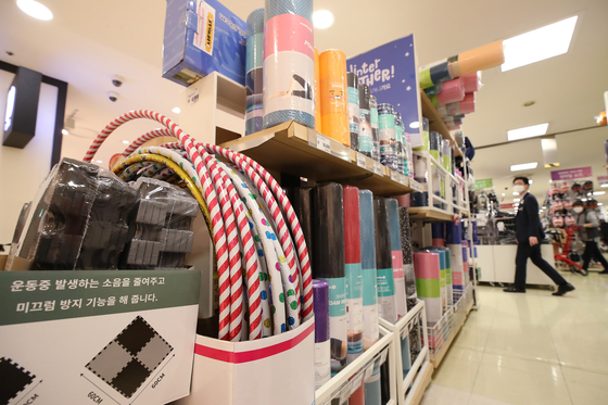 Mattresses that help reduce noise in apartments are on sale at a discount mart in Seoul on Tuesday. Such noise canceling product sales between December 2020 and January 31 this year have surged, according to WeMakePrice. Absorbing mat sales have increased 80 percent, roll mat sales have surged 95 percent and slipper sales have gone up 86 percent as people stay home. [YONHAP]