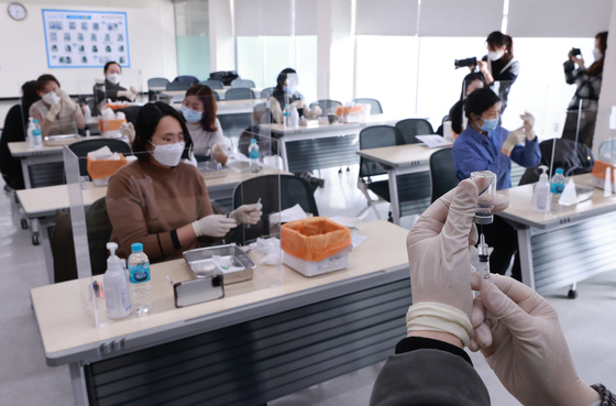 Nurses train for Covid-19 shots at the Korean Nurses Association in central Seoul Tuesday. These nurses will be dispatched to hospitals and treatment centers for Covid-19 patients. The first inoculations in Korea kick off on Feb. 26. [YONHAP]