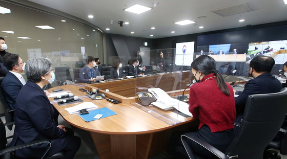 SK Bioscience CEO Ahn Jae-yong, far left, and Korea Disease Control and Prevention Agency (KDCA) Commissioner Jeong Eun-kyeong, second from left, hold a virtual meeting with Novavax Chairman James Young, Tuesday. [SK BIOSCIENCE]