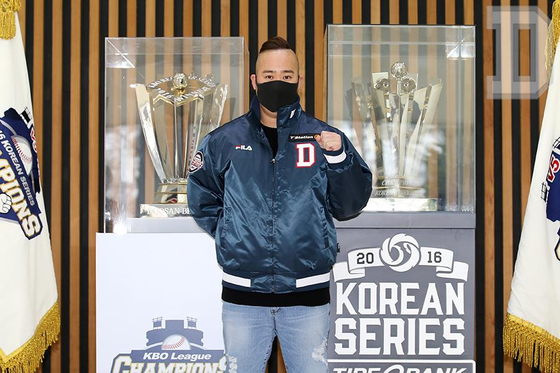 Yoo Hee-kwan poses after re-signing with the Doosan Bears on a one-year deal at a maximum 1 billion won ($910,000). [YONHAP]