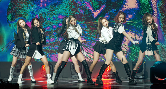 New girl group TRI.BE performing at its online debut showcase on Wednesday. [ILGAN SPORTS]