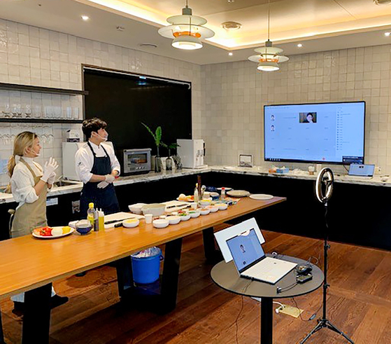 SK Innovation employees hold an online cooking session with new hires. Starting from this year, the company added cooking session into its online training for new employees so they can develop a closer relationship with others when face-to-face meetings are restricted due to the coronavirus pandemic. [SK INNOVATION] 