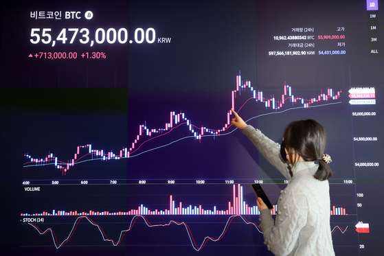 A display at Upbit, a cryptocurrency exchange in Gangnam District, southern Seoul, shows the price of bitcoin surpassing 50 million won ($45,200) on Wednesday for the first time in history. [NEWS1]
