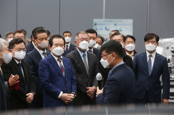 Korean Prime Minister Chung Sye-kyun, fourth from left, and Hyundai Motor Group Chairman Euisun Chung, fifth from left, at the carmaker's Namyang R&D Center in Gyeonggi on Thursday where a memorandum of understanding on electric vehicle battery lease pilot program was signed. [HYUNDAI MOTOR GROUP]