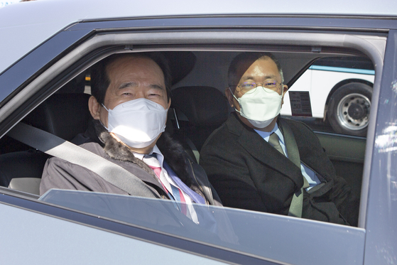 Korean Prime Minister Chung Sye-kyun, left, and Hyundai Motor Group Chairman Euisun Chung pose for photo inside the yet-to-be-launched Ioniq 5 at the carmaker's Namyang R&D Center in Gyeonggi on Thursday. [HYUNDAI MOTOR GROUP]