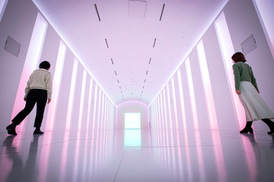 The hallway at Paradise Hotel and Resort in Incheon where singers Park Jin-young and Rain filmed scenes for their music video ″Switch to Me.″ [JANG JIN-YOUNG]