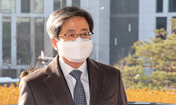Supreme Court Chief Justice Kim Myeong-su enters the court in Seocho District of southern Seoul on Friday. [YONHAP]