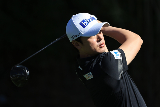 Kim Tae-hoon plays his shot from the 13th tee during the first round of The Genesis Invitational at Riviera Country Club in Pacific Palisades, California on Thursday. [AFP/YONHAP]