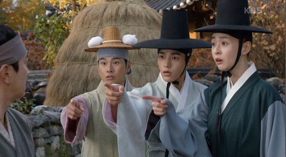 From far right: Da-in takes on the identity of a man to further conduct detective work with Yi-kyum (played by Kim Myung-soo) and Chun-sam (played by Lee Yi-kyung). [KBS]