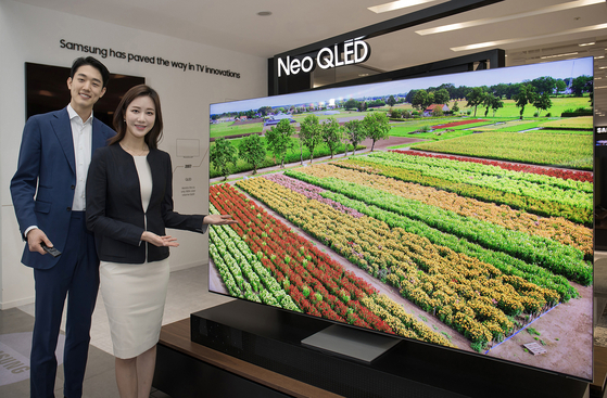 Models introduce Samsung Electronics' new Neo QLED TV at Samsung Digital City in Suwon, Gyeonggi, on Monday. According to the company, Video, a German audio and video magazine, described the Neo QLED as the "Best TV of All Time." [YONHAP]  