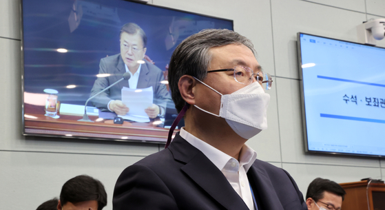 Senior Presidential Secretary for Civil Affairs Shin Hyun-soo listens to President Moon Jae-in's remarks during the senior secretariat meeting at the Blue House on Monday. [YONHAP]
