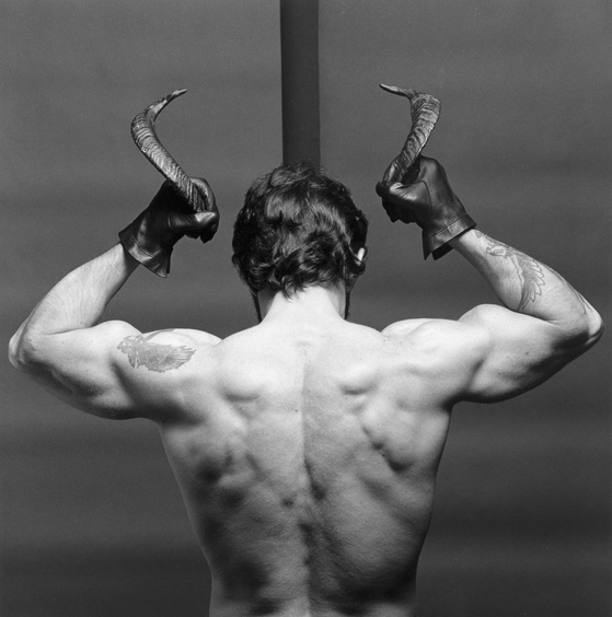 ″Frank Diaz″(1980) by Robert Mapplethorpe. [THE ROBERT MAPPLETHORPE FOUNDATION/ KUKJE GALLERY]