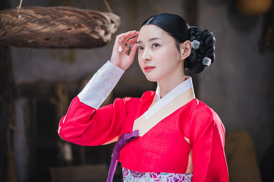 Actor Kwon Na-ra portays Hong Da-in in the KBS historical comedy series ″Royal Secret Agent″ a former damo, or servant who served tea in governmental offices in Joseon Dynasty (1392-1910) and took on multiple identities to oust ongoing corruption among governmental officials.[KBS]