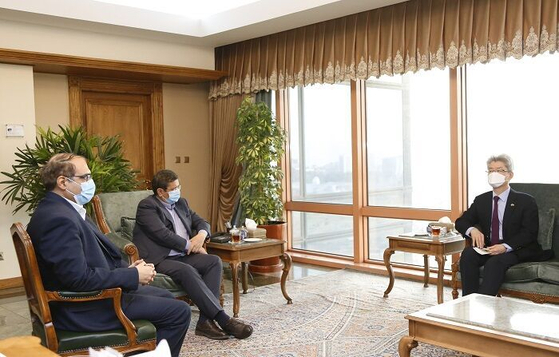 Korean Ambassador to Iran Ryu Jeong-hyun, right, in a meeting with Abdolnaser Hemmati, governor of the Central Bank of Iran, in the Korean Embassy in Tehran on Monday. [IRANIAN GOVERNMENT]