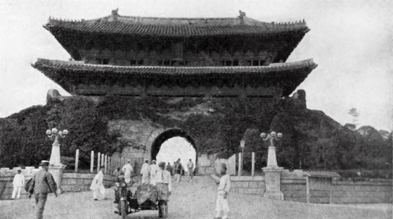 The world-traveler Hungarian ’ s motorcycle in front of the Namdaemun gate in 1930.  [HUNGARIAN EMBASSY]