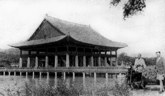 The travelers in front of the Gyeonghoeru Pavilion in the Gyeongbok Palace.  [HUNGARIAN EMBASSY]