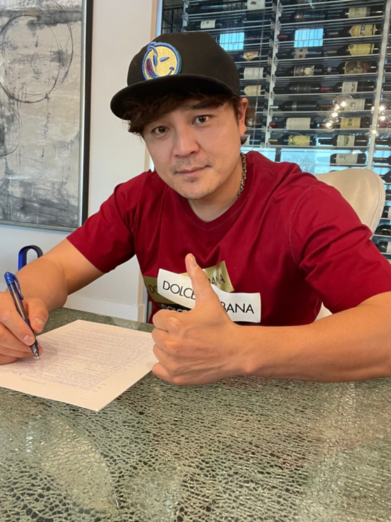 Choo Shin-soo signs a 2.7-billion-won ($2.4 million) deal with the Emart baseball club. [SHINSEGAE]