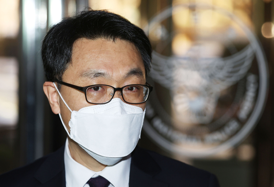 Kim Jin-wook, head of the Corruption Investigation Office for High-ranking Officials, enters the National Police Agency in Seoul to meet with Police Commissioner General Kim Chang-yong on Tuesday. [NEWS1]