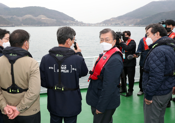 President Moon Jae-in, second from right, listens to a presentation by Acting Busan Mayor Lee Byung-jin about a plan to build a new airport on Gadeok Island on Thursday. [YONHAP] 