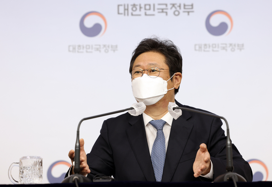 Hwang Hee, newly appointed minister of Culture, Sports and Tourism speaks to local press on Thursday in central Seoul. [YONHAP]