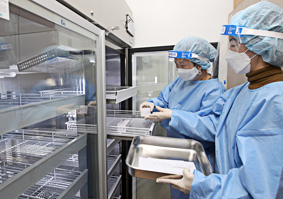 AstraZeneca vaccines are stored in refrigerators at a health care center in Dongjak District, southern Seoul, Thursday, a day ahead of the start of the country’s Covid-19 vaccination program. [NEWS1]