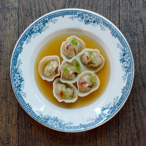 Manduguk, also known as soup dumplings, is one of the dishes the chef eats most often at his home. In Korea, manduguk is known as something easy to cook as long as you have some frozen mandu stocked up in your fridge. Making mandu from scratch is usually considered a full-day of work, and family members used to gather together to make them. They even compete to see who makes the best-looking mandu. [AGENCE NEROLI]