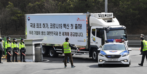 A truck carrying the first batch of AstraZeneca vaccines arrives at a logistics center in Icheon, Gyeonggi, accompanied by a police and military motorcade Wednesday afternoon after departing from a factory in Andong, North Gyeongsang. [NEWS1]