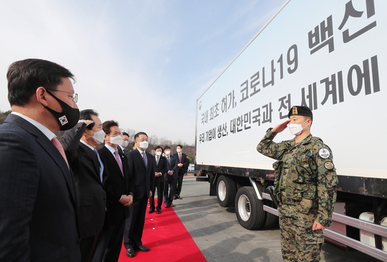 Prime Minister Chung Sye-kyun, second from left, sees off a truck carrying the first AstraZeneca vaccines from the SK Bioscience factory in Andong, North Gyeongsang, Wednesday morning. [YONHAP]